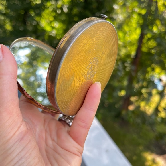 Vintage Gold Metal Embossed Compact - Picture 3 of 5